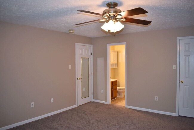 Building Photo - 2 BR, 2 BA Pemberton Oaks Condo