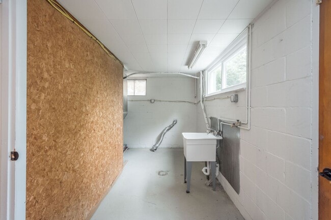 Building Photo - AVAILABLE AUGUST 1ST!! DON'T MISS THIS 3 B...