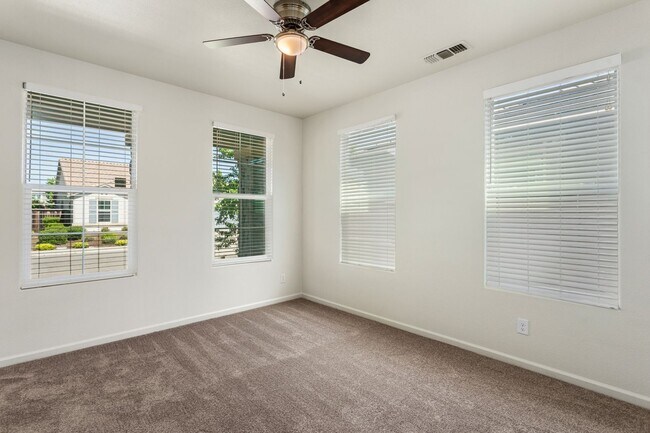 Building Photo - Gorgeous home in Roseville!