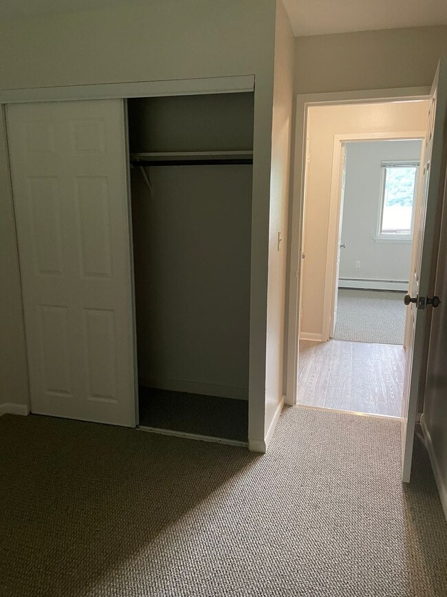 Building Photo - Spacious 3 Bedroom Townhouse
