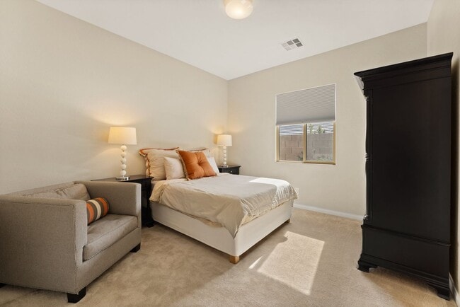 Building Photo - Stunning 5-Bedroom, 4.5-Bath Home in the S...