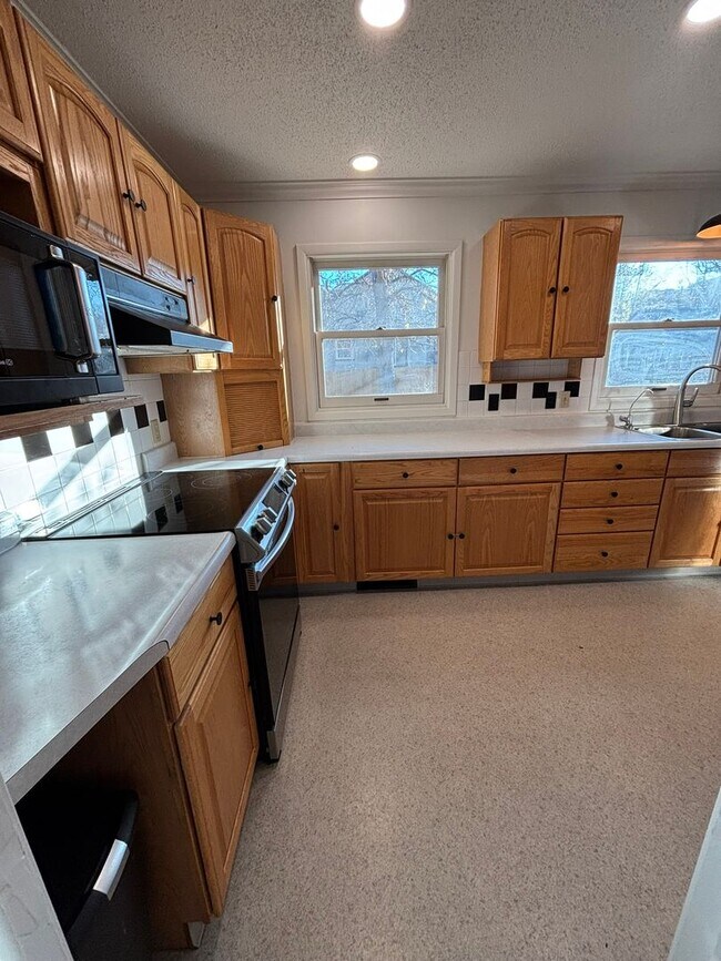 Building Photo - 3 BED | 1.5 BATH | SPACIOUS HOME | CENTRAL