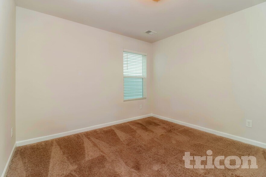 Building Photo - 2977 McKenzie Dr