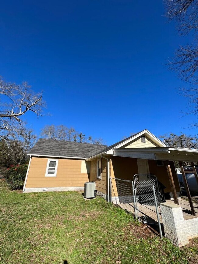 Building Photo - Remodeled spacious home in great location!