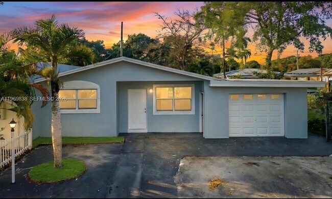 Building Photo - 816 N Golf Dr