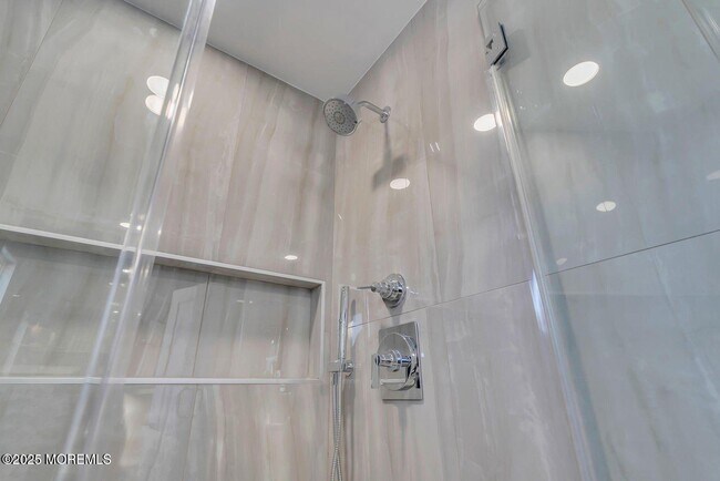 Building Photo - 1 Robin Dr