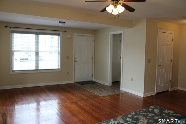 Building Photo - 6 Sunnyside E Rd Ext