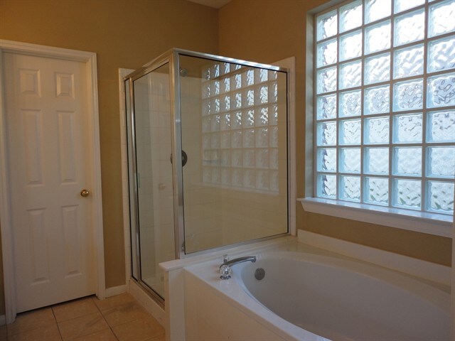 Building Photo - 17927 Scenic Oaks Dr