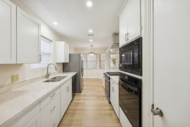 Building Photo - 9631 Philmont Dr