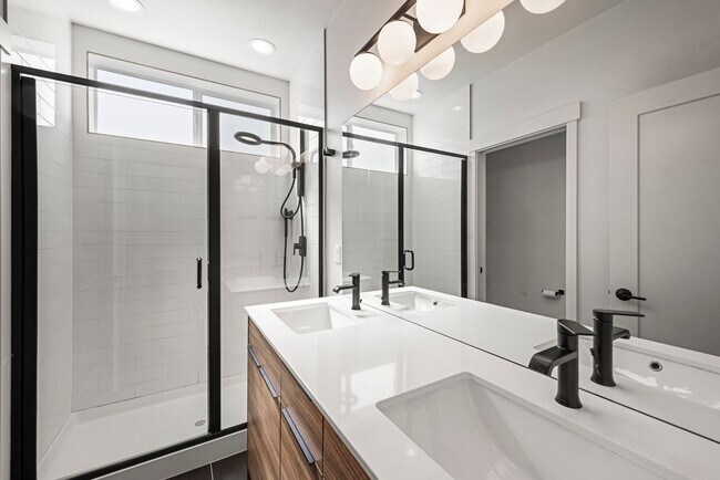 Building Photo - Luxury 2 Bed | 2 Bath Ballard Townhome with Private Rooftop Deck