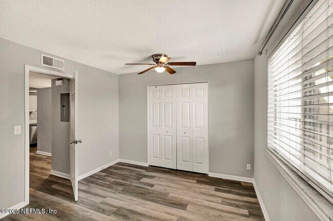 Building Photo - 6646 La Mirada Dr E