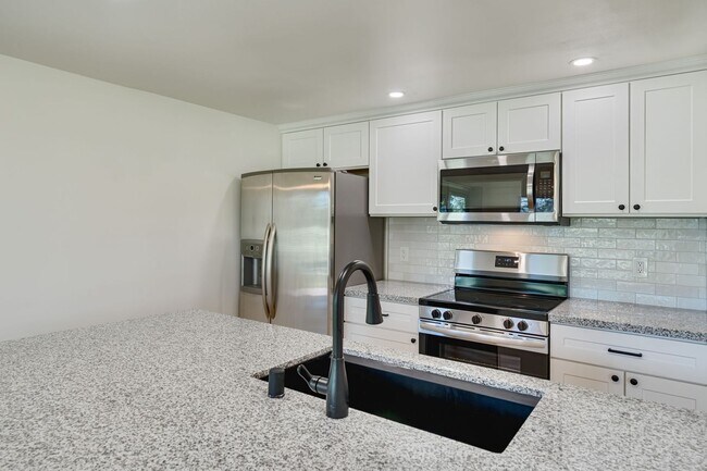 Building Photo - Renovated 2 Bedroom Condo Located on the F...