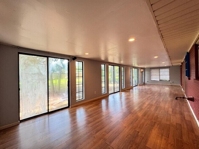 Building Photo - 1622 Denison Dr
