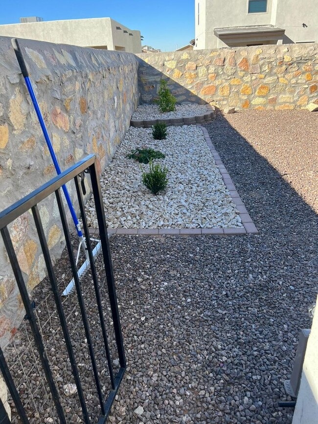 Building Photo - Eastside area for Short or Long Term Rental(Completely Furnished) Beautiful 4 bed/2 baths