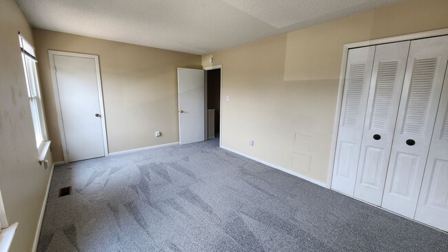 Building Photo - Nice 2-Story Townhome, Centrally located i...