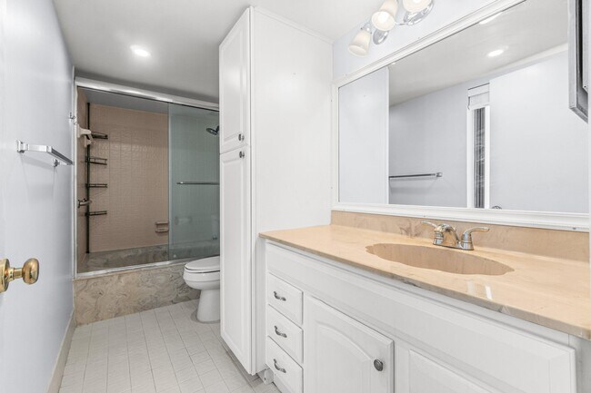 Building Photo - 14475 Strathmore Ln