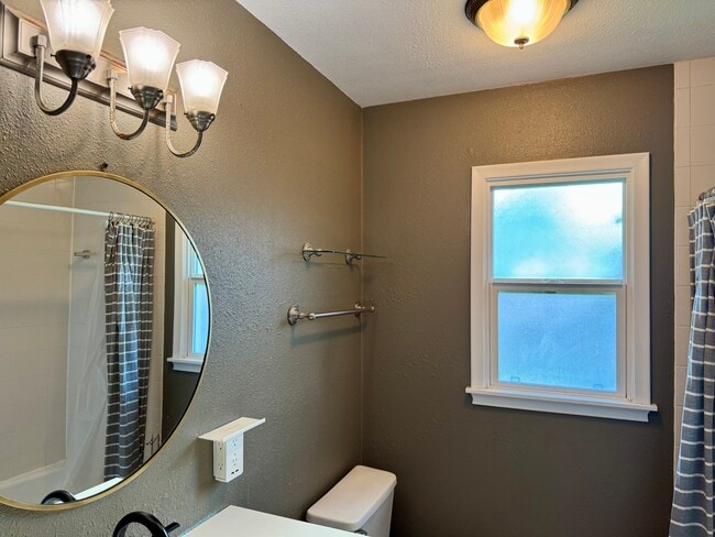 Building Photo - 11021 Spring St