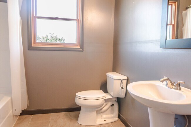Building Photo - Three Bedroom in Sango!
