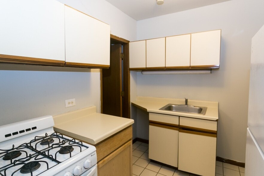 Building Photo - 826 W Cornelia Ave