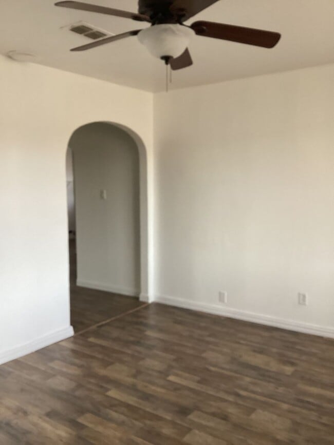 Building Photo - Newly Updated Family Home  Close to Jr. High & High School!  Pets welcome!