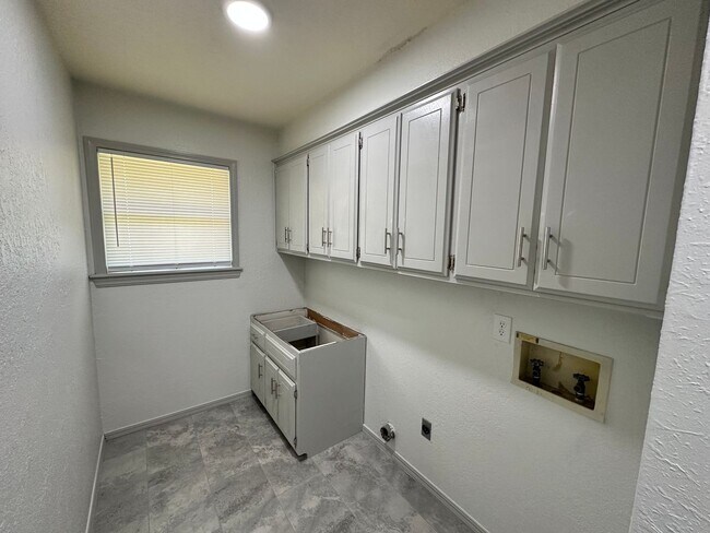 Building Photo - Fully Remodeled 3bed/2bath Available in We...