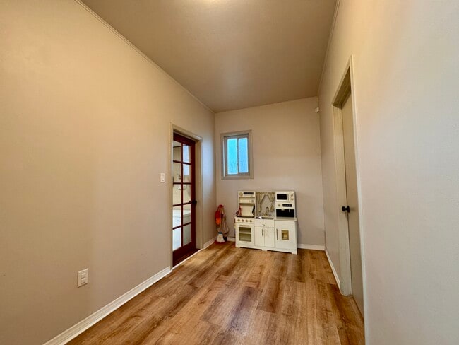 Building Photo - 221 Sage Rd