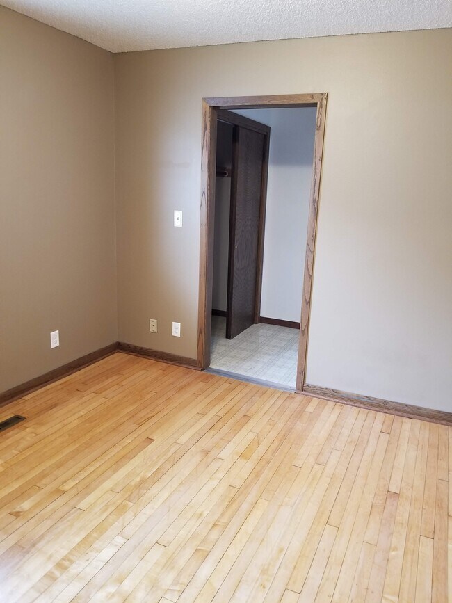 Building Photo - 1146 9th St N