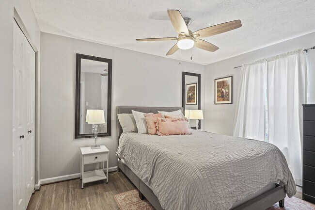Building Photo - Bright & Spacious 3-Bedroom, 2 Full & 2 Half Bath in New Market