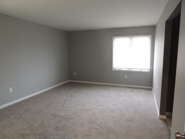 Building Photo - 404 Pinebrooke Cir