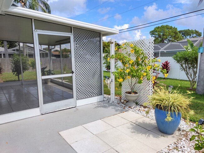 Building Photo - Cute Annual Single Family Home – Near Shamrock Park and South Venice Ferry and Boat launch!