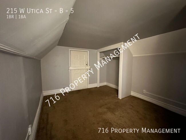 Building Photo - Cozy top floor one bedroom unit available!