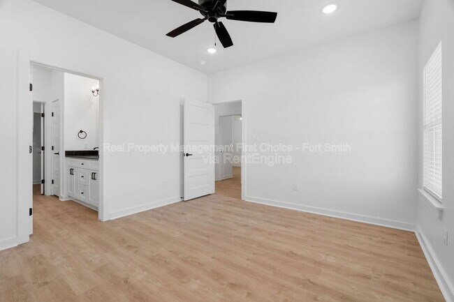 Building Photo - 8901 Cantera Dr