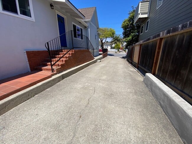 Building Photo - 739 W Franklin St