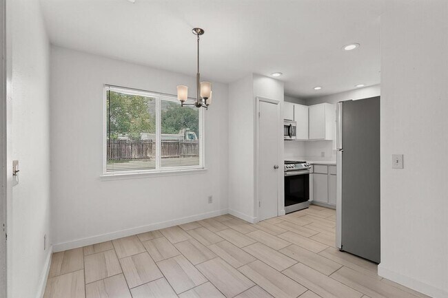 Building Photo - 7209 Shadywood Dr