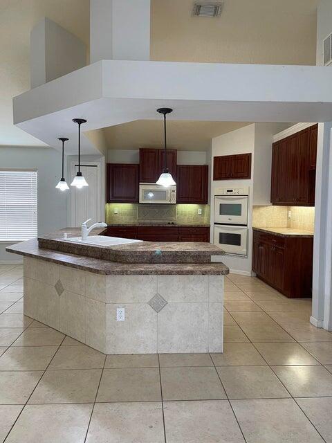 Building Photo - 2202 SW Crocus Ln