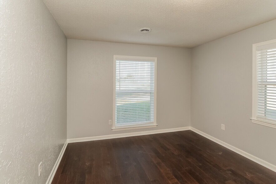 Building Photo - 5691 Briarwood Dr