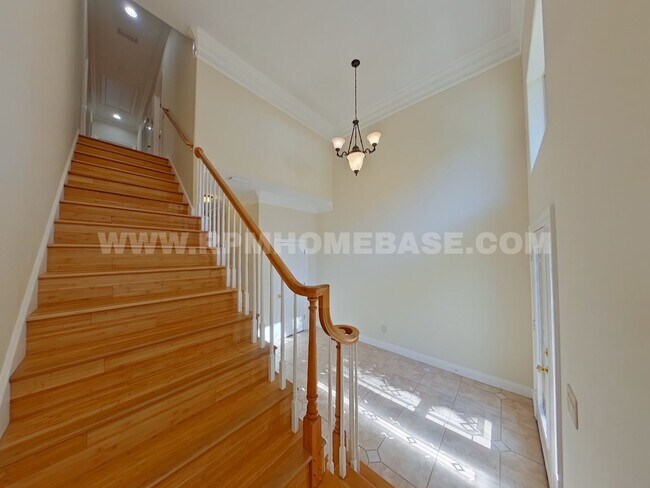 Building Photo - Elegant 2-Bedroom Home with Bonus Flexible...