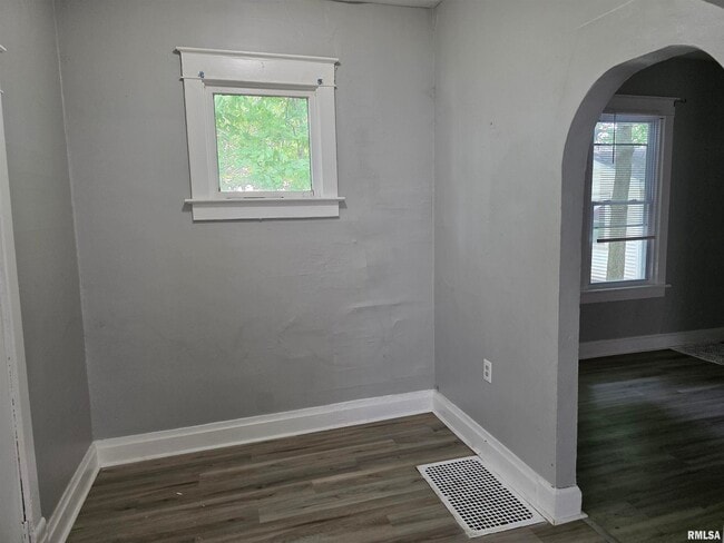 Building Photo - 114 E Maywood Ave