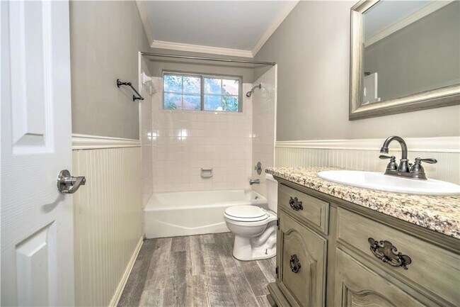 Building Photo - 1009 Oaklands Dr