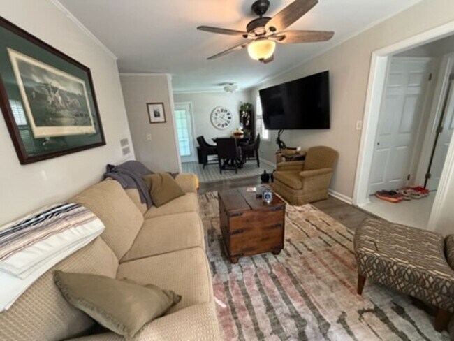 Building Photo - 3 Bedroom 2 Bath Ranch Home Near Haywood Road and Woodruff Road