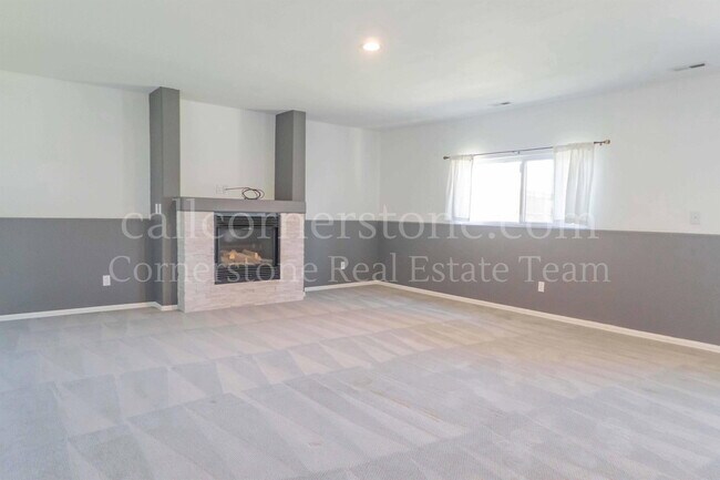 Building Photo - 743 Descendant Dr