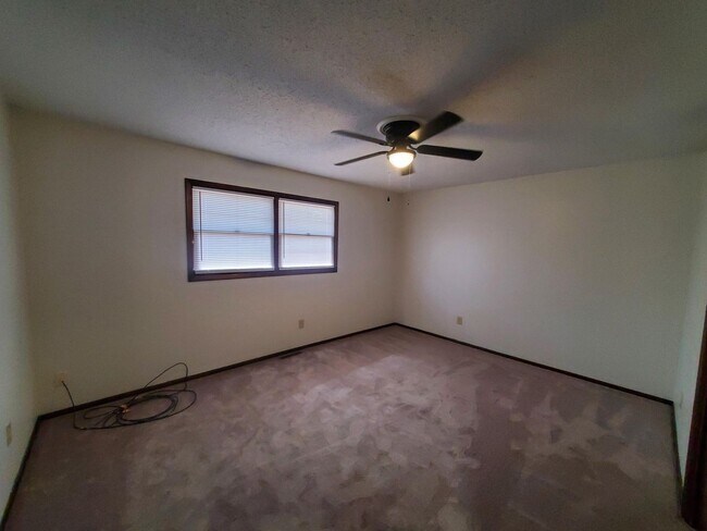 Building Photo - Spacious Derby home in Beautiful Mature Tr...