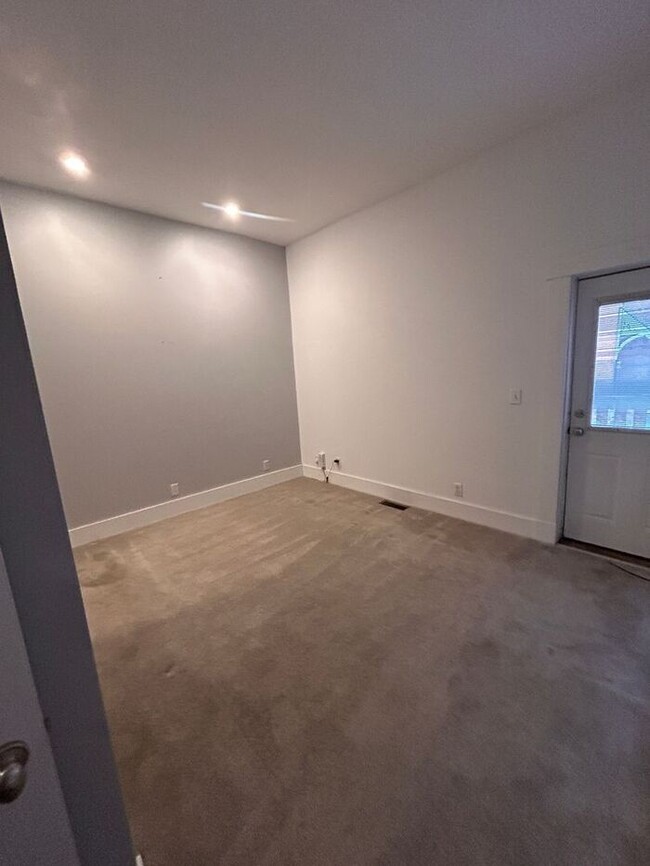 Building Photo - Great Location, Spacious 1 bedroom