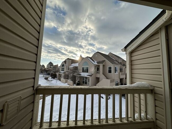 Building Photo - Beautiful 2BR Lakewood Condo with Modern C...