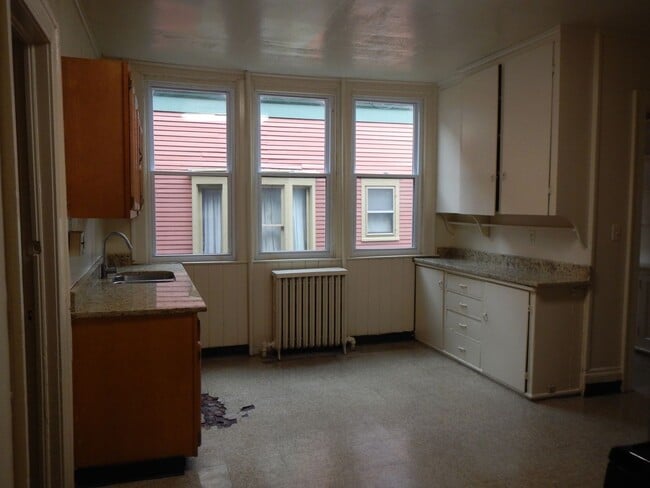 Building Photo - AVAILABLE 6/1/26 - Large House Available O...