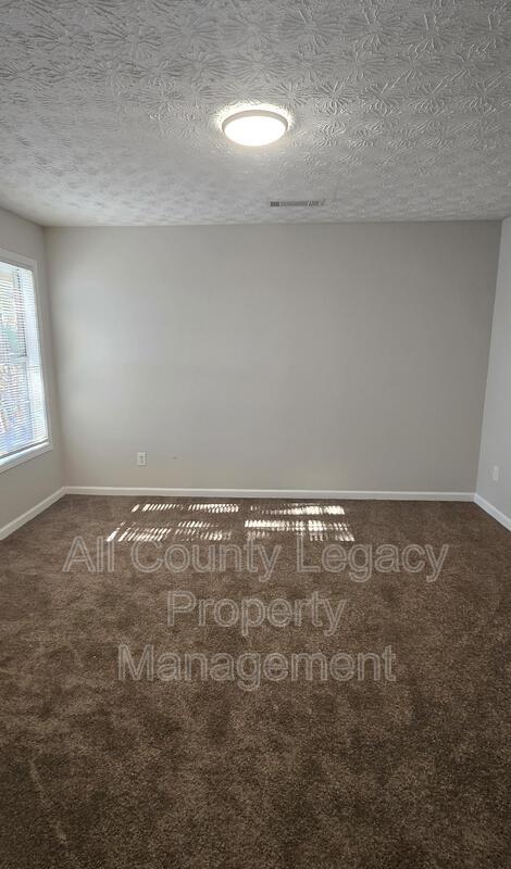 Building Photo - 605 Castlebrooke Dr SE