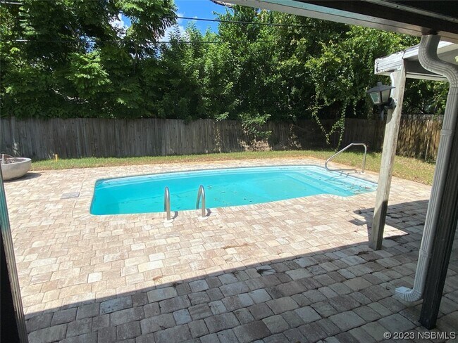 Building Photo - 2622 Travelers Palm Dr