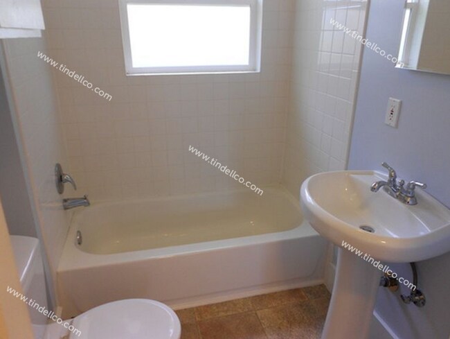 Building Photo - 3 Bedroom Milwaukie Bungalow On Large Corn...