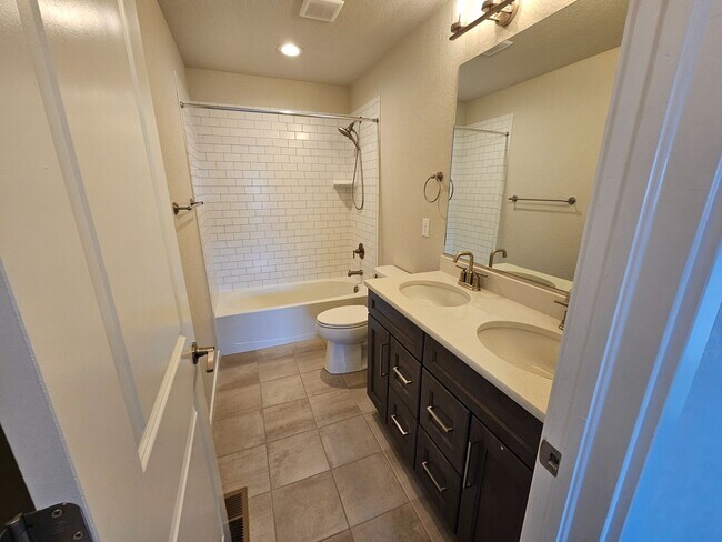Building Photo - 1853 Clayhouse Dr