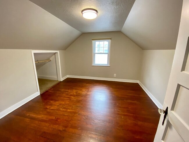 Building Photo - Charming 3 bed 1 bath House with Tons of Updates and Private Backyard!